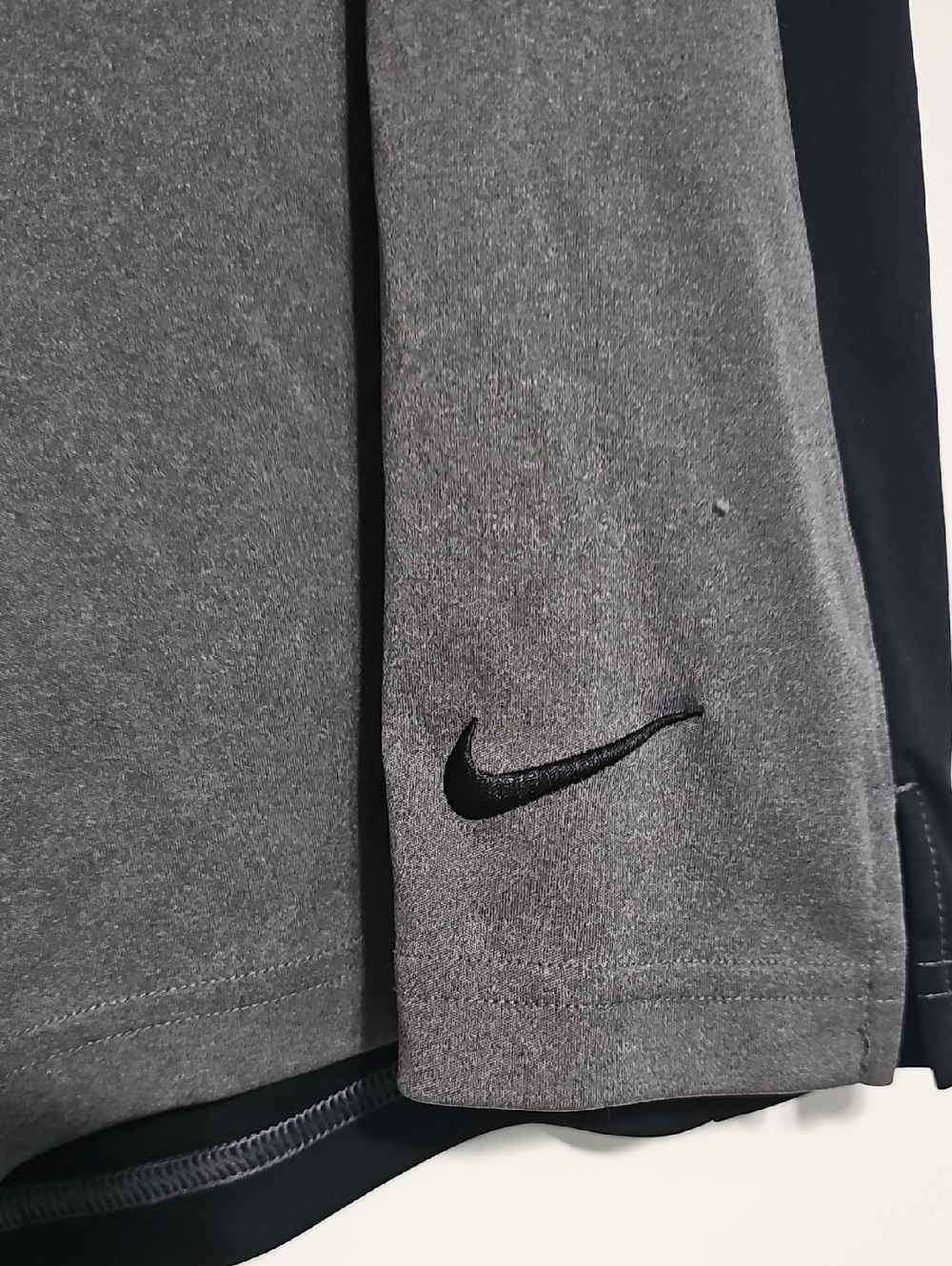 Nike Men's Gray and Black Training Shorts Dri-Fit Sz SMALL - Picture 2 of 4